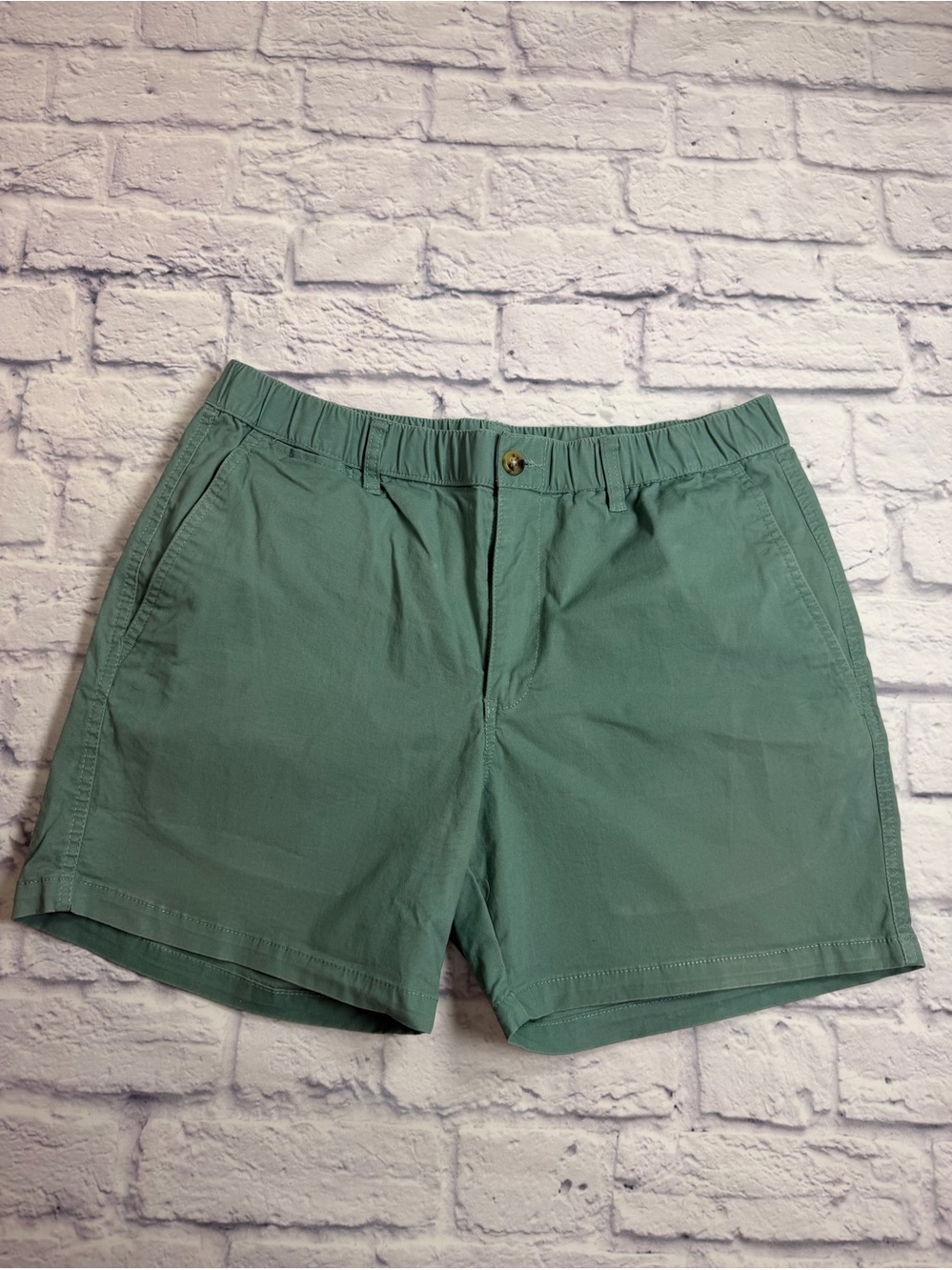 Maamgic Flat-Front Men’s Green Shorts. Elastic Back Waist. Size 36.